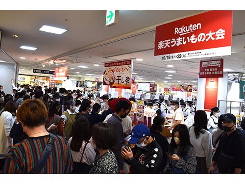 「おいもや」には常に大行列